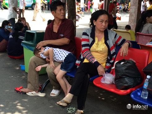 Vật vờ, mệt mỏi chờ khám bệnh trong thời tiết nóng nực - ảnh 7