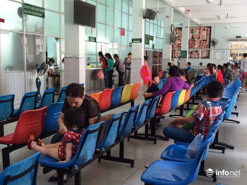 Cháy vắc xin, phụ huynh lo lắng sau ca tử vong do viêm não mô cầu - ảnh 3