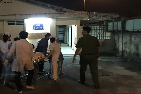 Mẹ con sản phụ tử vong, người nhà bao vây bệnh viện - ảnh 1