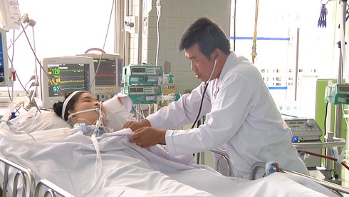 Quyết tâm cứu nữ sinh nguy kịch vì bị ong đốt dù gia đình xin về chờ chết - ảnh 1