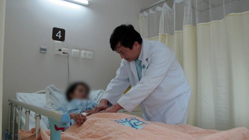 Nữ bệnh nhân bị ung thư dạ dày triệu chứng rất khó phát hiện, gây nhầm lẫn - ảnh 1