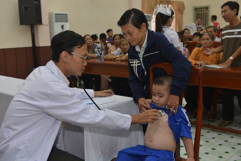 Trẻ nghèo được phẫu thuật và can thiệp tim miễn phí - ảnh 1
