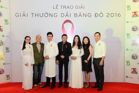 Người sống chung với HIV bật khóc vì được vinh danh - ảnh 1