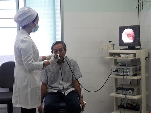 Kỹ thuật mới: Phẫu thuật ung thư thanh quản bằng laser - ảnh 1