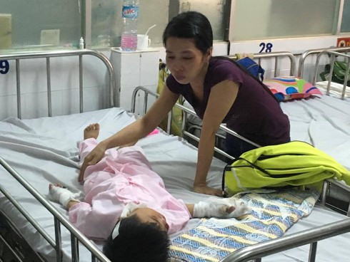 Bé trai cháy đen ngón tay, hoại tử vì nghịch điện - ảnh 1