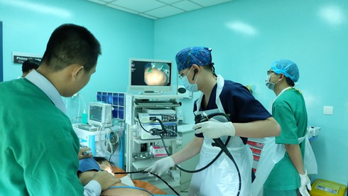 Uống thuốc trị cao huyết áp, nuốt nguyên viên thuốc chưa bóc vỏ - ảnh 1