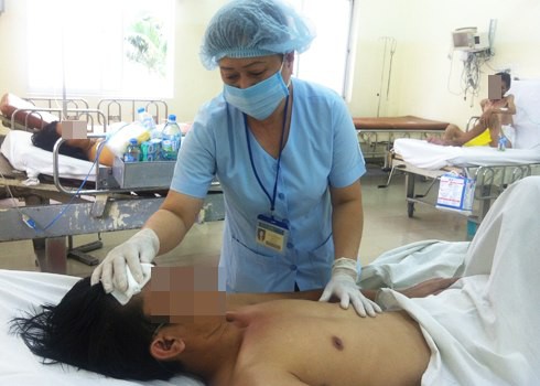 Nhân viên y tế đối mặt với phơi nhiễm HIV từ người bệnh - ảnh 1