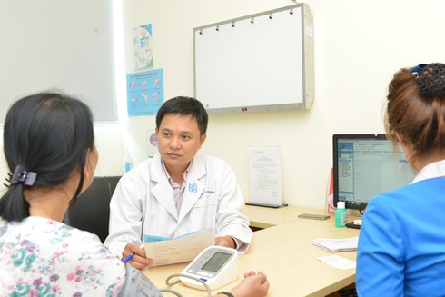 Lần đầu tiên đặt stent tĩnh mạch bằng một mũi kim châm - ảnh 1