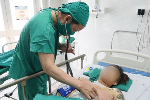 Cứu sống bệnh nhân bị đâm thủng tim, đứt động mạch ngực - ảnh 1