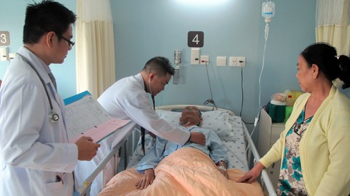 Ngất xỉu, hôn mê trong khi chờ khám bệnh - ảnh 1