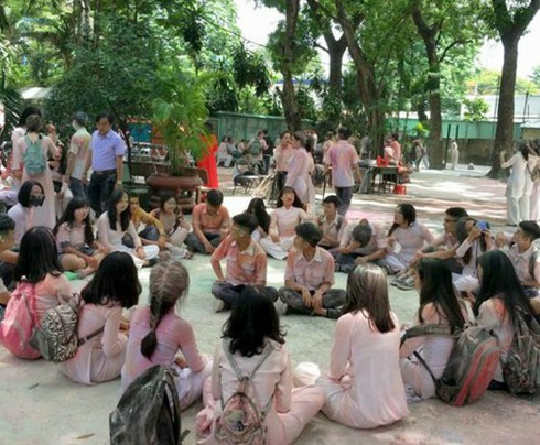 Thực hư việc học sinh ném bột màu vào trường trong ngày bế giảng - ảnh 2