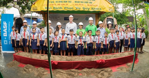 Hai trường khó khăn tại Hậu Giang được xây mới nhà vệ sinh, cải tạo phòng học - ảnh 1