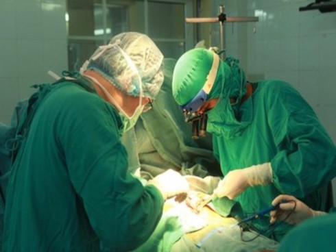 Cứu sống thanh niên thủng tim vì bị đâm 10 nhát - ảnh 1