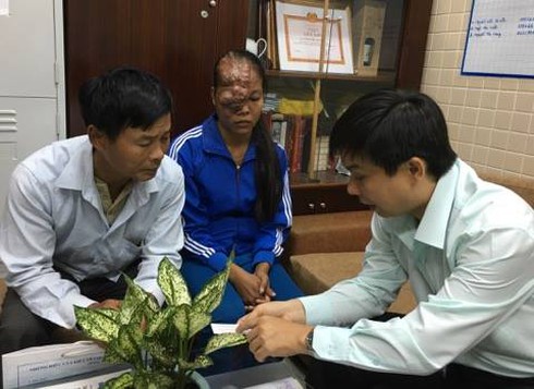 Tìm lại nụ cười cho cô gái 21 năm mang khối bướu trên mặt - ảnh 1