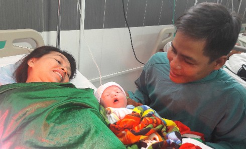 Cà Mau: Bé gái đầu tiên chào đời nhờ thụ tinh nhân tạo - ảnh 1