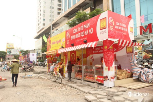 Biến vỉa hè làm nơi kinh doanh bánh trung thu: Chính quyền sở tại nói gì? - ảnh 1