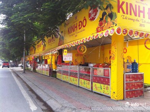 Biến vỉa hè làm nơi kinh doanh bánh trung thu: Chính quyền sở tại nói gì? - ảnh 2