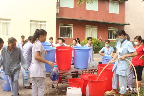 Bệnh viện 198 khốn khổ vì... vỡ đường ống nước sông Đà - ảnh 1