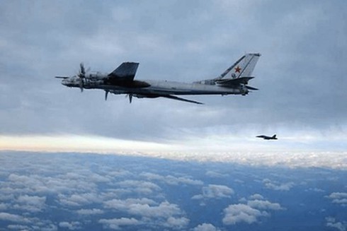 F-22 và F-15 của Mỹ hai lần chặn Tu-95 của Nga trong Ngày Quốc khánh - ảnh 1