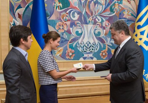 Trao quyền công dân cho 2 người Nga, Poroshenko không muốn
