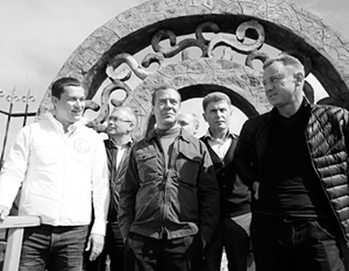 Thủ tướng Nga thăm quần đảo Kuril, Nhật Bản phản đối gay gắt - ảnh 2