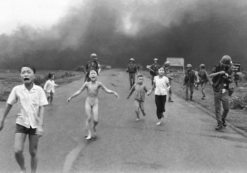 Những bức ảnh chấn động về trẻ em ám ảnh toàn thế giới - ảnh 1