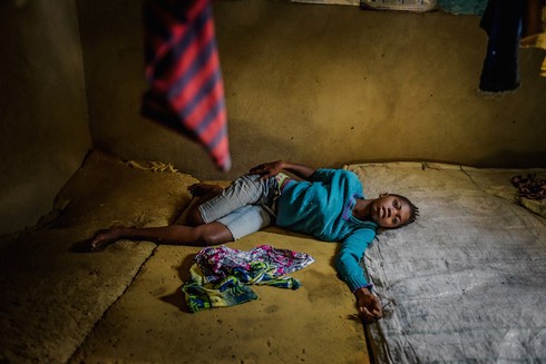 Những bức ảnh chấn động về trẻ em ám ảnh toàn thế giới - ảnh 7