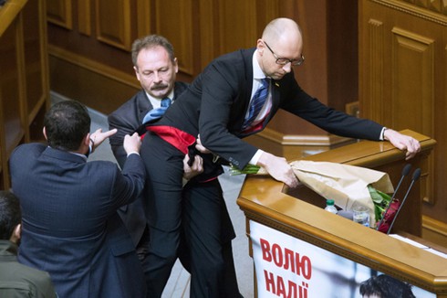 Nghị sĩ Ukraine giải thích hành vi tấn công Thủ tướng Yatsenyuk - ảnh 1