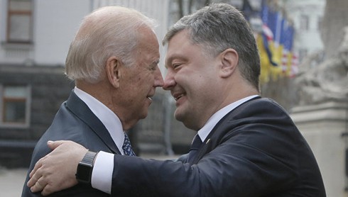 Joe Biden và Poroshenko “bắt tay” gây áp lực cho Nga - ảnh 1