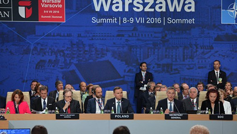 NATO phơi lưng cho thiên hạ nhìn - ảnh 1