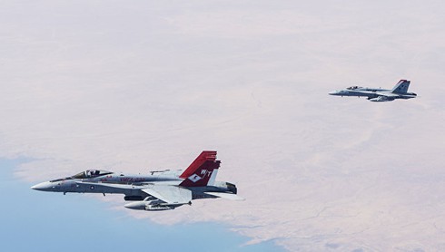 Rơi máy bay tiêm kích F/A-18C tại California, phi công tử nạn - ảnh 1