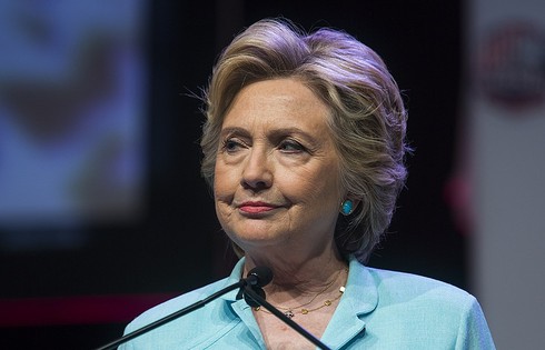 Donald Trump dậm chân tại chỗ, bị Hillary Clinton bỏ xa - ảnh 1
