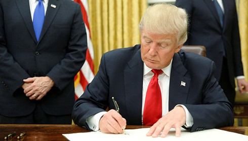 Trump sẽ không hủy trừng phạt Nga khi Crimea chưa được trả cho Ukraine - ảnh 1
