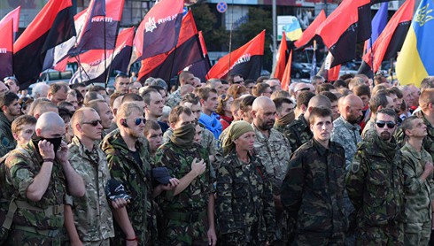 Kiev đang “chơi với lửa” khi nhắm mắt làm ngơ cho nhóm Right Sector - ảnh 1