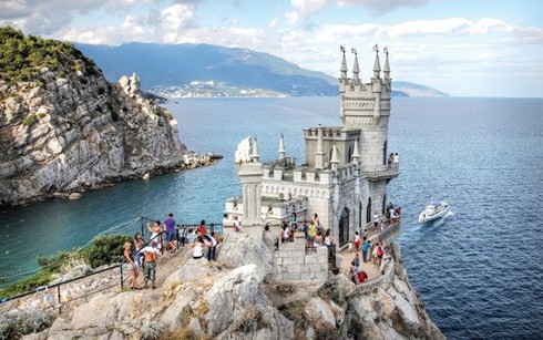 Ukraine trừng phạt các chính khách châu Âu đến Crimea