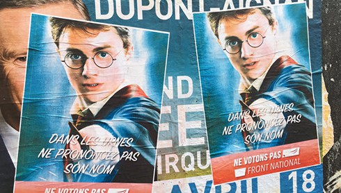 Paris treo đầy áp phích hoạt hình yêu cầu không bầu cử bà Le Pen - ảnh 1