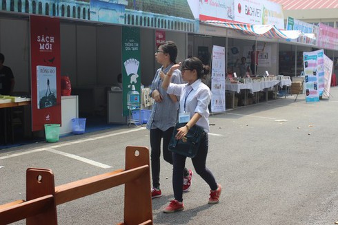 Chùm ảnh: Người Hà Nội đội nắng đi mua sách - ảnh 11