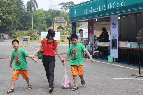Chùm ảnh: Người Hà Nội đội nắng đi mua sách - ảnh 12