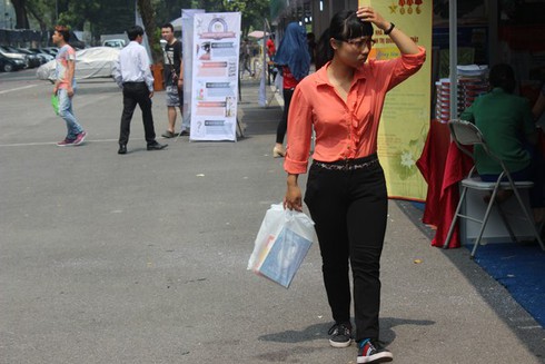 Chùm ảnh: Người Hà Nội đội nắng đi mua sách - ảnh 13