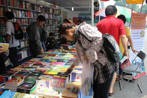 Chùm ảnh: Người Hà Nội đội nắng đi mua sách - ảnh 14