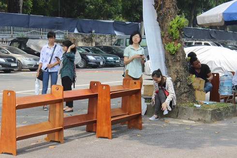 Chùm ảnh: Người Hà Nội đội nắng đi mua sách - ảnh 15