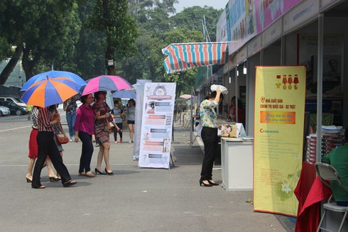 Chùm ảnh: Người Hà Nội đội nắng đi mua sách - ảnh 8