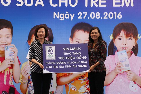 Vinamilk, Quỹ sữa Vươn cao Việt Nam trao tặng 111.000 ly sữa cho trẻ ở An Giang - ảnh 7