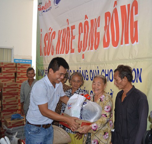 Khám bệnh miễn phí và tặng quà cho hộ nghèo xã đảo Thạnh An - ảnh 1