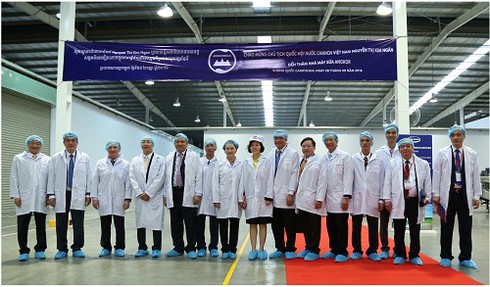 Đoàn đại biểu quốc hội Việt Nam thăm nhà máy sữa Angkor của Vinamilk ở Campuchia - ảnh 1