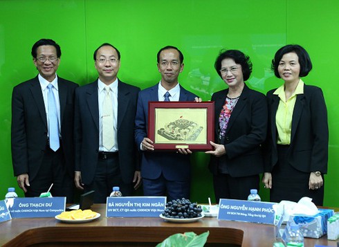 Đoàn đại biểu quốc hội Việt Nam thăm nhà máy sữa Angkor của Vinamilk ở Campuchia - ảnh 2