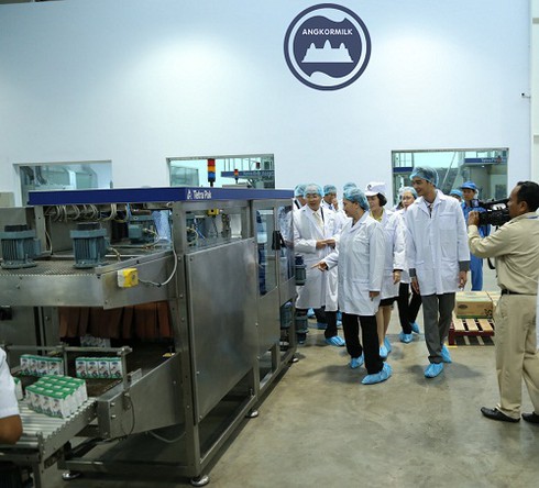 Đoàn đại biểu quốc hội Việt Nam thăm nhà máy sữa Angkor của Vinamilk ở Campuchia - ảnh 4