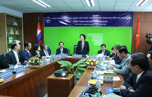 Đoàn đại biểu quốc hội Việt Nam thăm nhà máy sữa Angkor của Vinamilk ở Campuchia - ảnh 5
