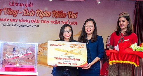Hành khách đi Vietjet bất ngờ nhận quà 8/3 là máy bay bằng vàng - ảnh 2