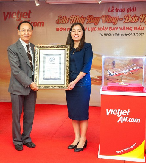 Hành khách đi Vietjet bất ngờ nhận quà 8/3 là máy bay bằng vàng - ảnh 1
